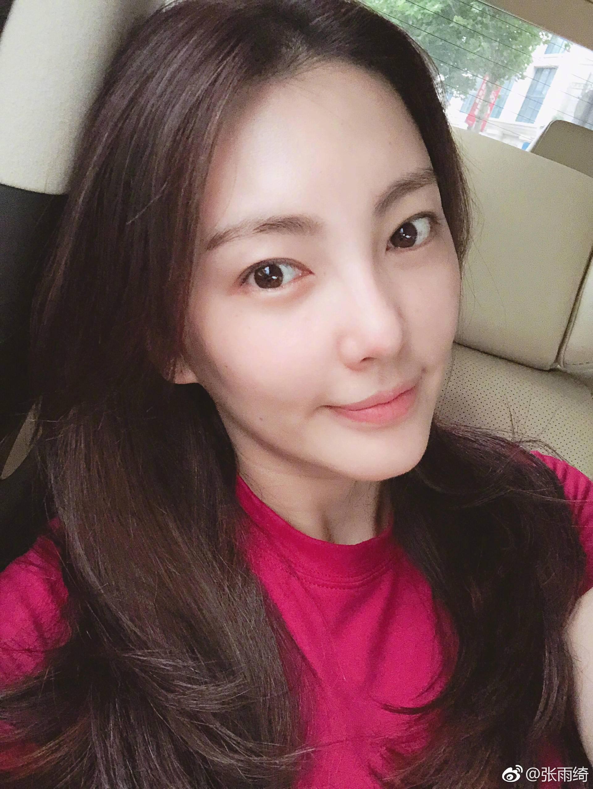 1克拉钻石不值钱,炫富反而圈粉,网友:这才是明