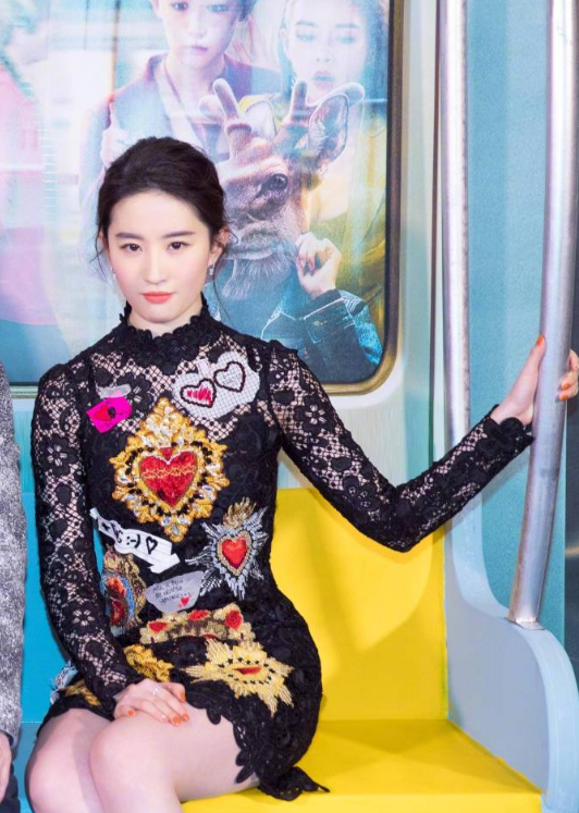 刘亦菲身着黑色印花连衣裙,简直是天仙下凡,时