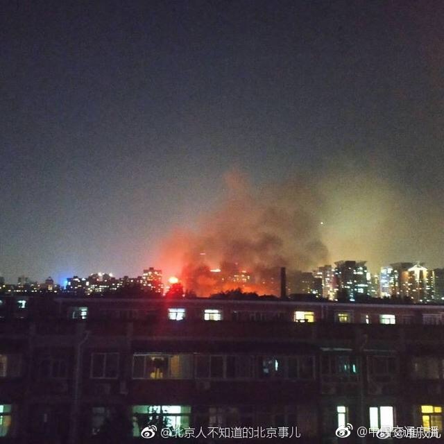 北京朝阳双井一老居民楼着火!火势凶猛,正在救援