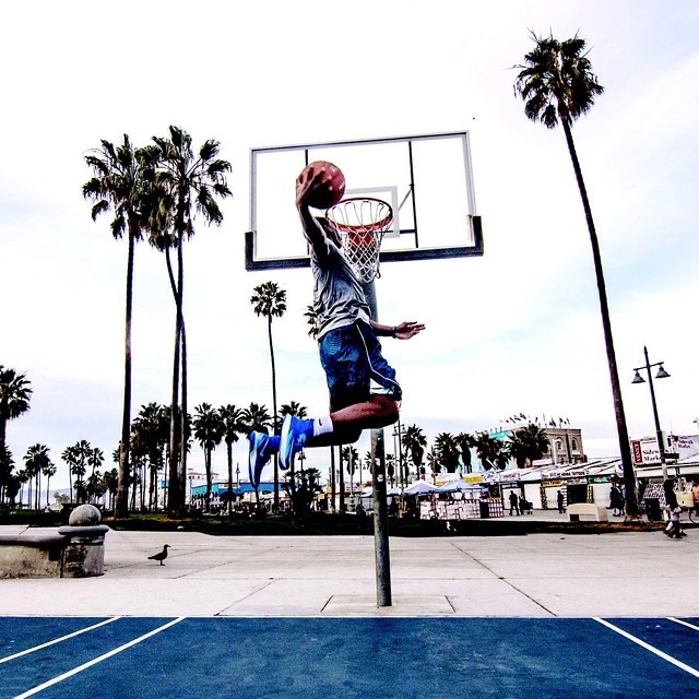 米切尔蜘蛛侠附体,这个扣篮特效有点酷! nba