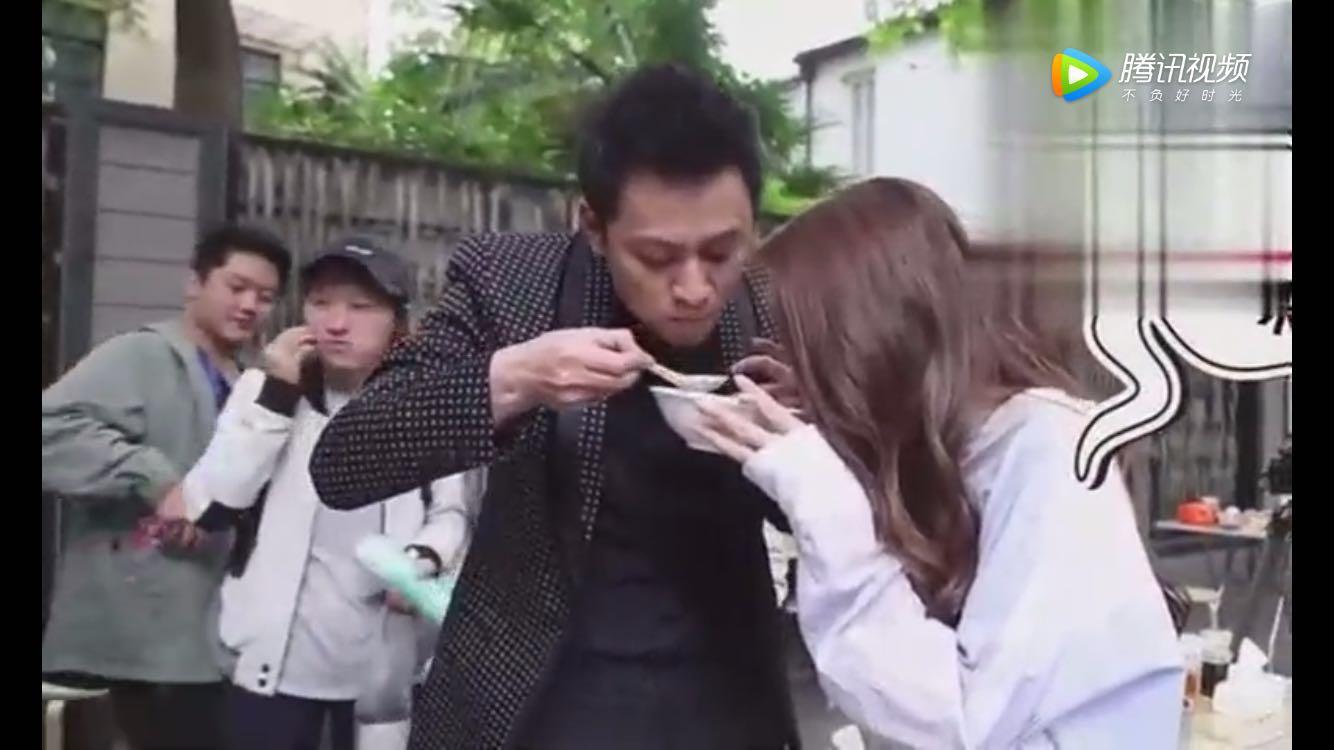 秦俊杰杨紫分手，网友为秦俊杰和张雪迎吃一碗胡辣汤撕得不亦乐乎