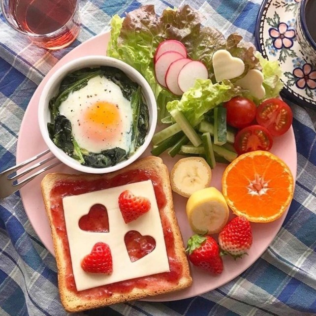 简单丰盛的早餐图片