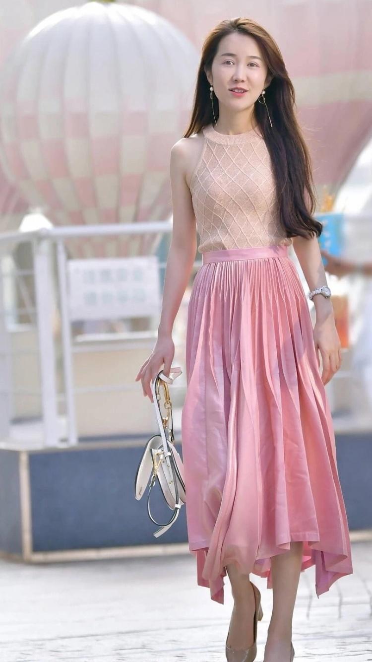 小姐姐穿百褶裙来闯关,散发着青春的气息,可惜道具太无情视频