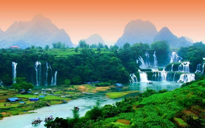 中越边境有个大瀑布,游客不用办护照,就可以去