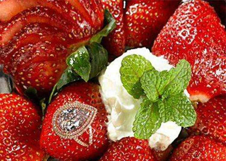 世界上最贵的草莓,名叫草莓阿诺,价值140万美元(约886万人民币),一碗