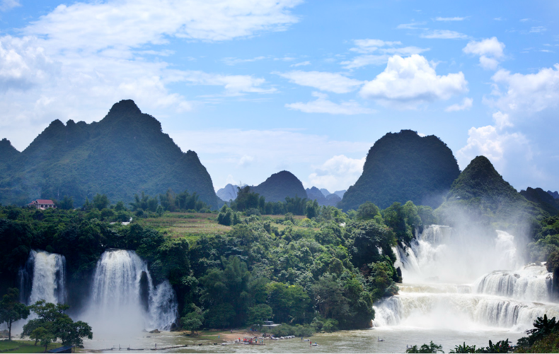 中越边境有个大瀑布,游客不用办护照,就可以去