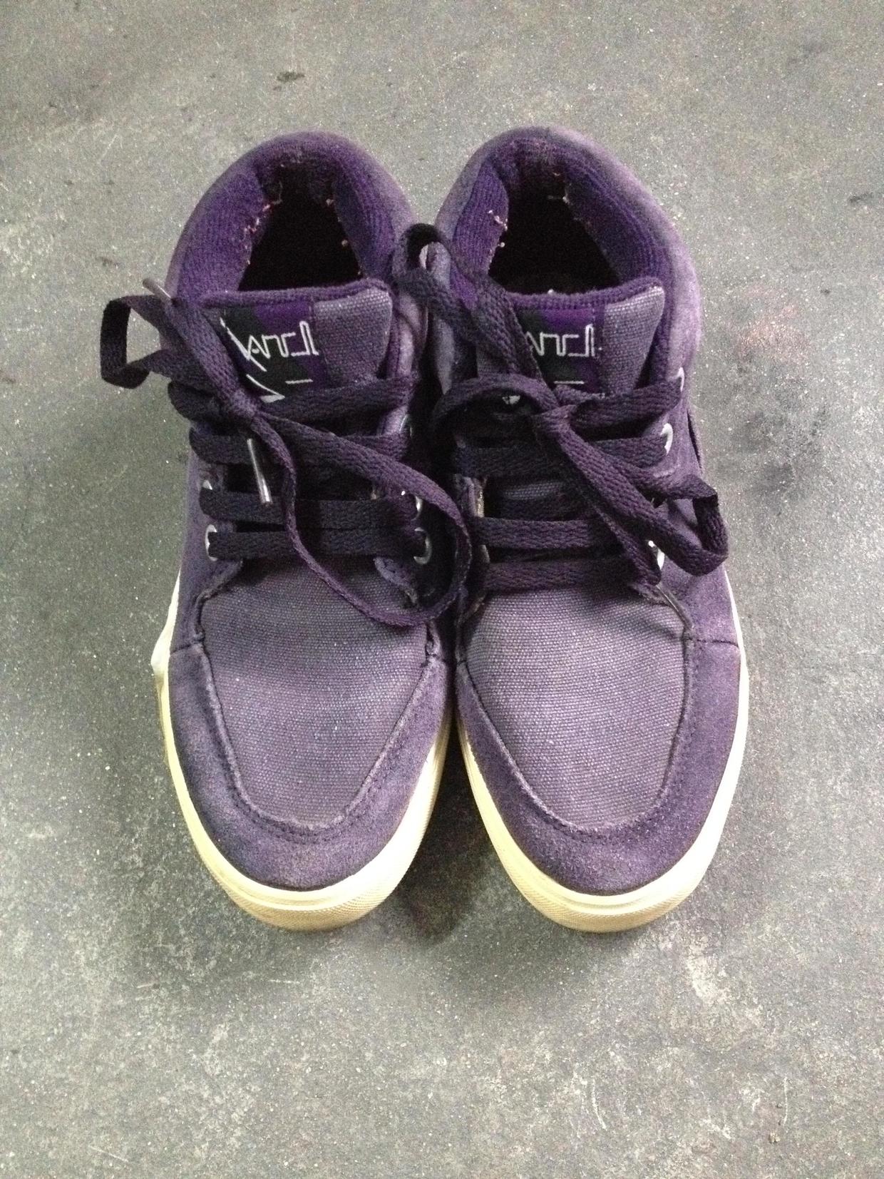 洗得的发白帆布鞋,鞋面还有刷不掉印子,显得好