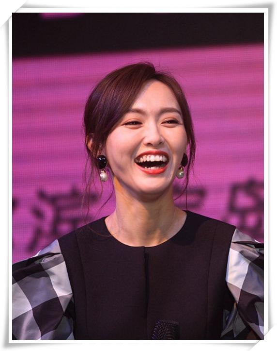 唐嫣亮相活动,开怀大笑自信满满,但当镜头移到