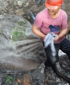 爆笑gif图:哥们,水管爆裂你这样能堵住吗?