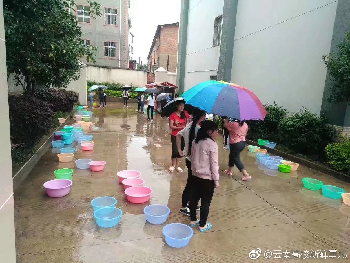 学校停水停电,学生苦不堪言.还好可以用盆在宿舍楼下接雨水用