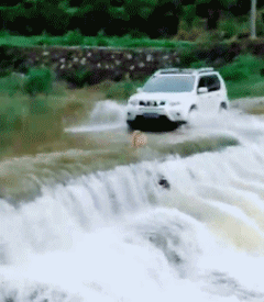 搞笑图片:哥们,你一个人吃一桌宴席,这面子大啊!