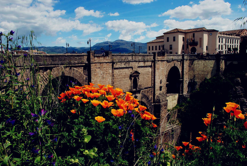 到西班牙旅游,绝壁上的小镇龙达是必到之地