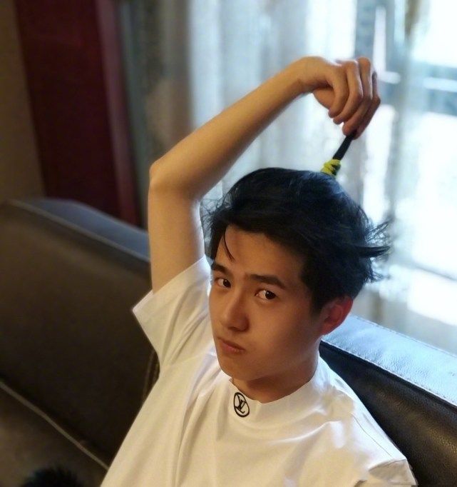 刘昊然小学同学录曝光 最爱“周结伦”生日意外成为亮点