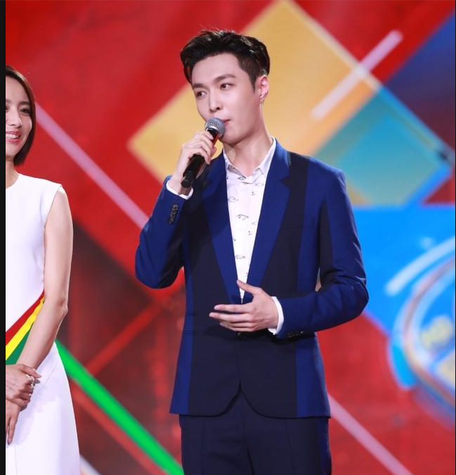 张艺兴央视五四晚会获得2018年度五月的鲜花