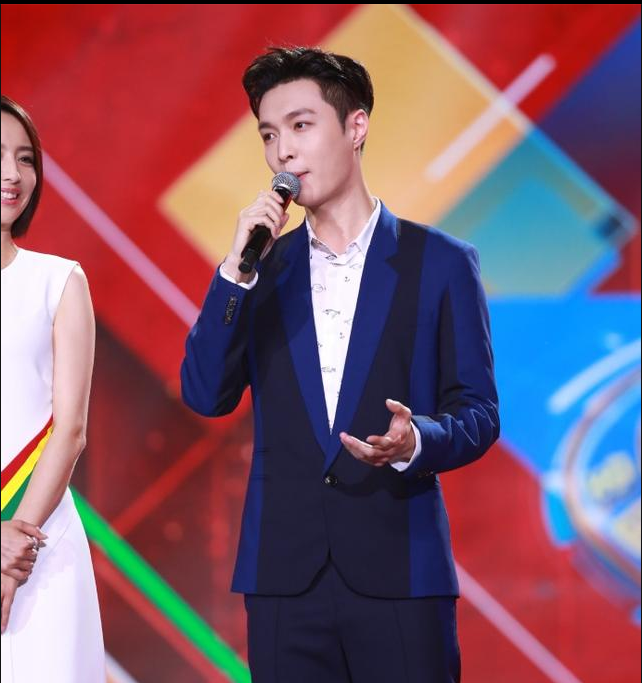 张艺兴央视五四晚会获得2018年度五月的鲜花