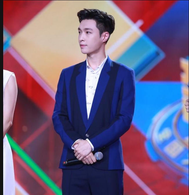 张艺兴央视五四晚会获得2018年度五月的鲜花