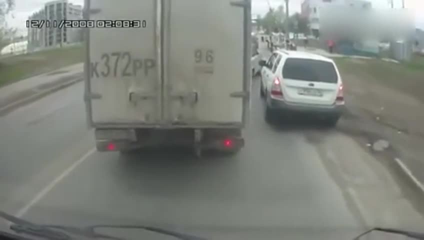 SUV强行加塞，大货车就是不让，接下来的场景让司机乐坏了