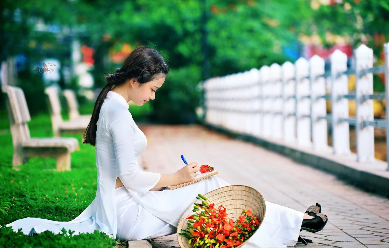 城中越南年轻女子的肖像 库存图片. 图片 包括有 纵向, 喜悦, 照相机, 户外, 前面, 查找, 人们 - 216119359