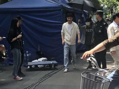 路人镜头下的黄轩身材五五分,网友吐槽:校草就