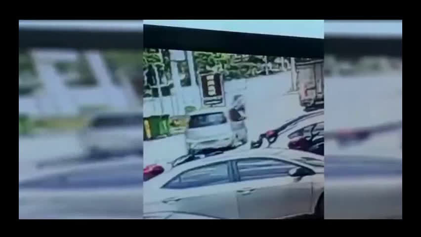 SUV老司机将电动车撞翻后没发现，拖行50米后出现更揪心一幕  ​