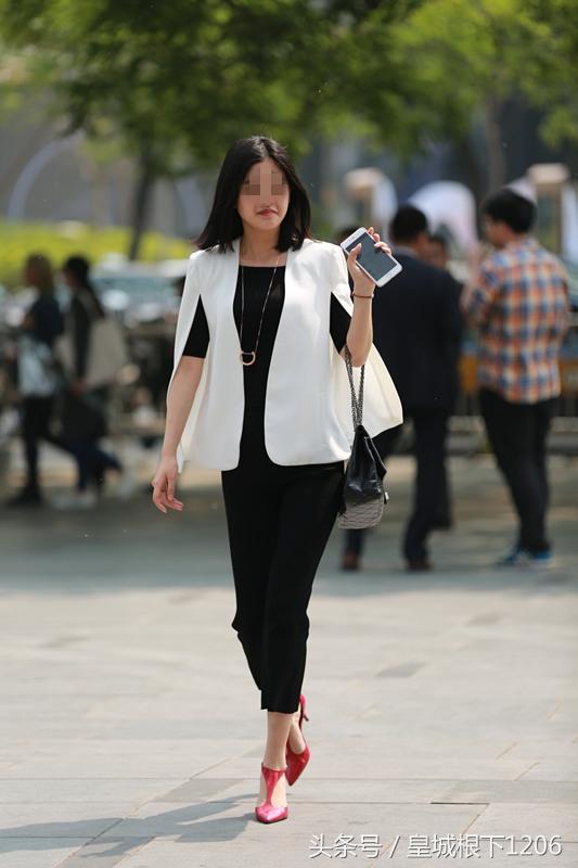 街拍摄影——白衣黑裤红高跟美女装扮精致