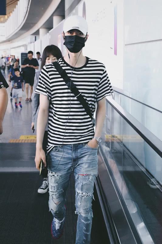 王一博现身,他的裤子又成亮点,整条裤子缝缝补