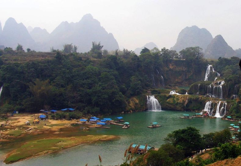 中越边境有个大瀑布,游客不用办护照,就可以去