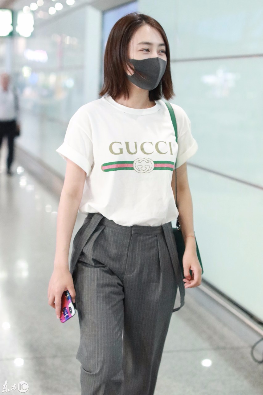 马苏穿白色t恤搭配灰色西裤现身机场,戴着口罩露出满满的笑意!