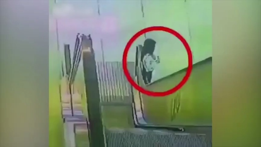 女生技术被夹入扶手学院整衣服吊在半空被扯个人周口职业少女电梯图片