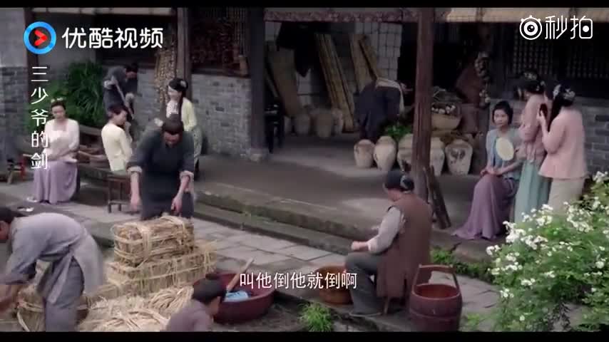 这女的居然把桶直接塞进屁股下,还往里面灌水,她到底想做啥子!