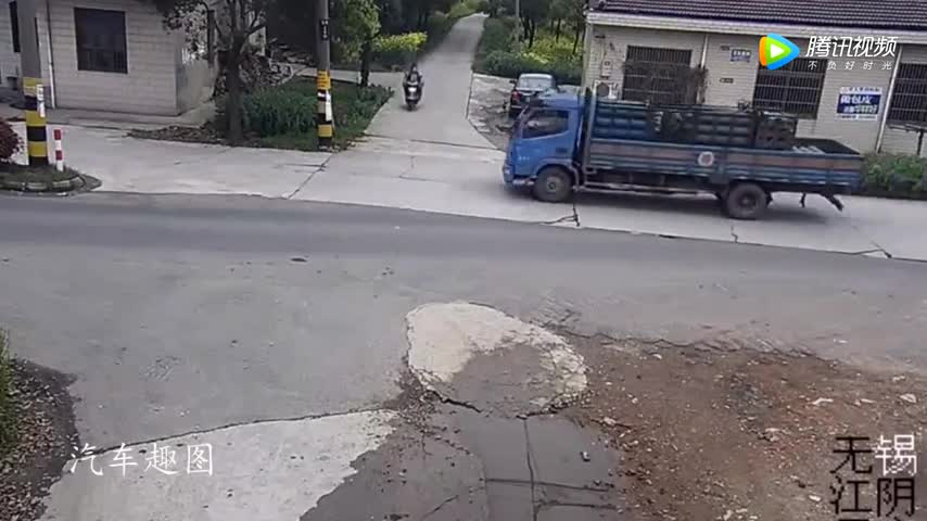 电动车大妈如果往右边看一眼，也不会发生这一幕了！