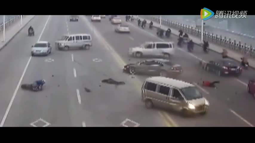 电动车随意变道，面包车为避让，引发了惨烈车祸