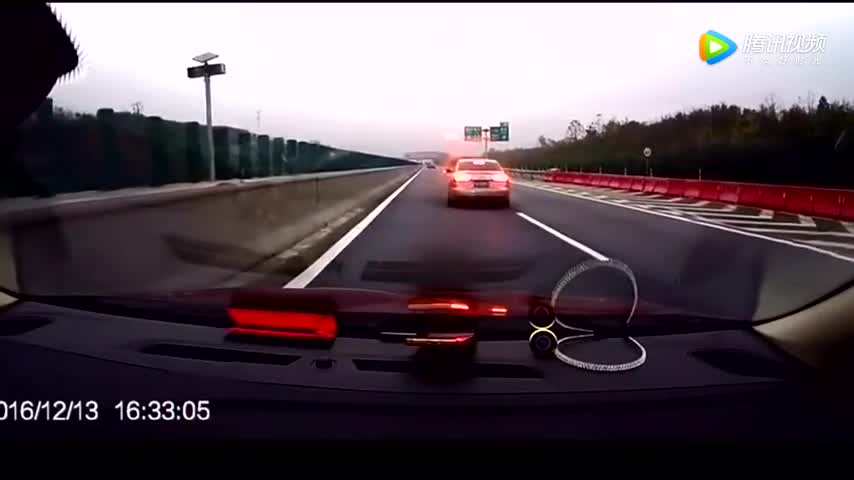 监控拍下的一起惨烈的车祸，这次真不是电动车的错！