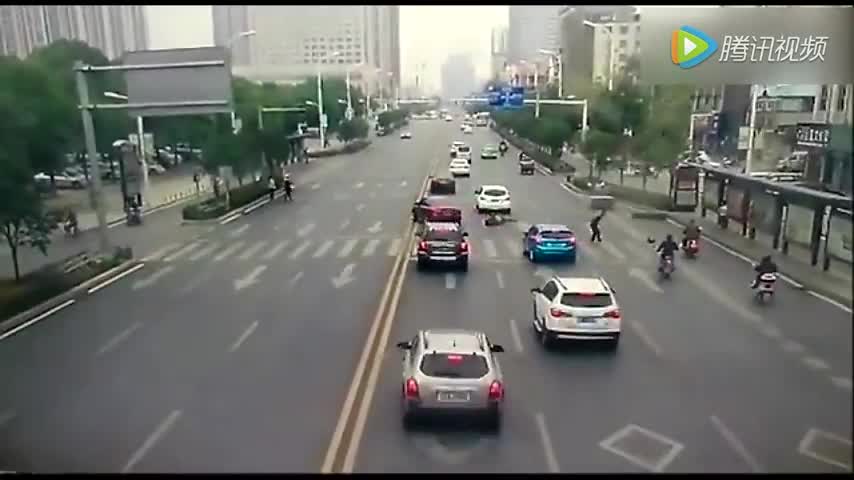 电动车这样作死，谁也救不了你，小哥逆行惨遭撞飞