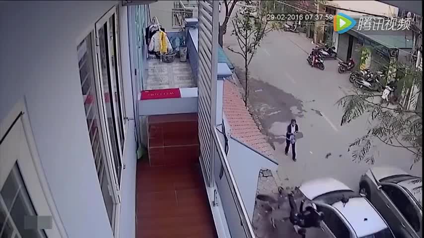 奔驰汽车强行超车撞飞电动车行人 两条鲜活的生命戛然而止