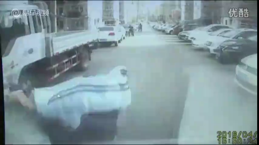 交通安全警示栏—少女突然窜出，来不及刹车撞得不轻！