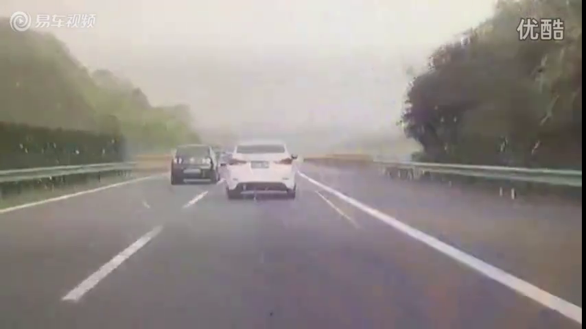 交通安全警示录---高速小车强行并道,害后车失控撞护栏