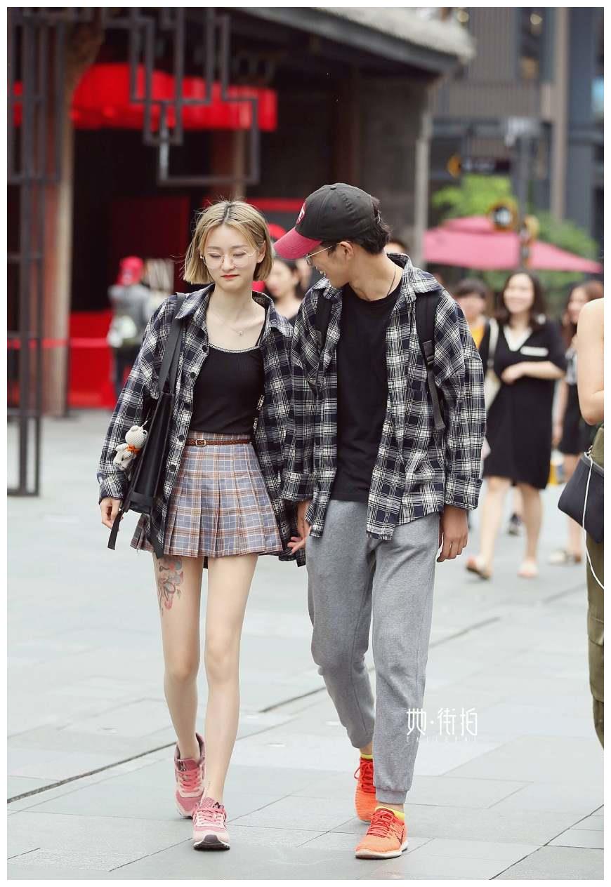 女朋友爸爸发现我们谈恋爱把她手机砸了，感觉很愧疚，我应该怎...