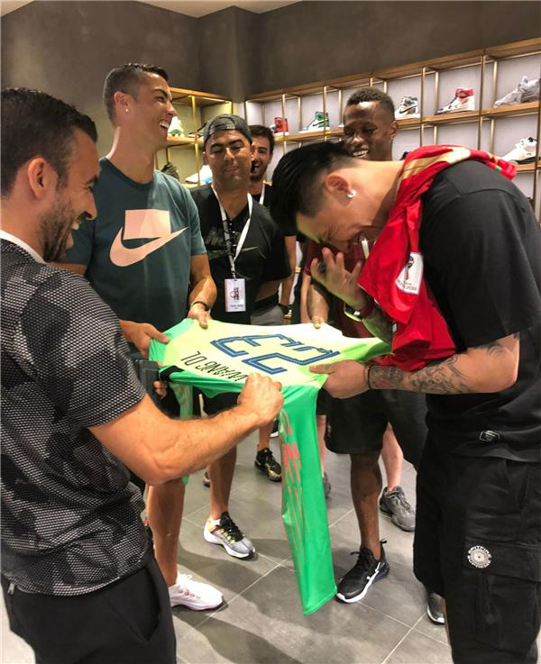 C罗中国行1对比凸显伟大!为献血不纹身 国足伸