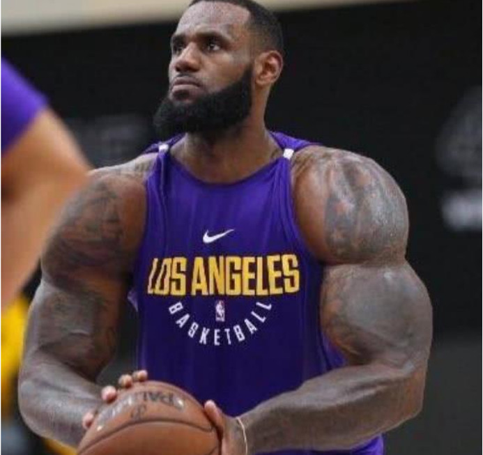 nba球星肌肉ps照,易建联的肌肉霸气,詹姆斯的肌肉像绿