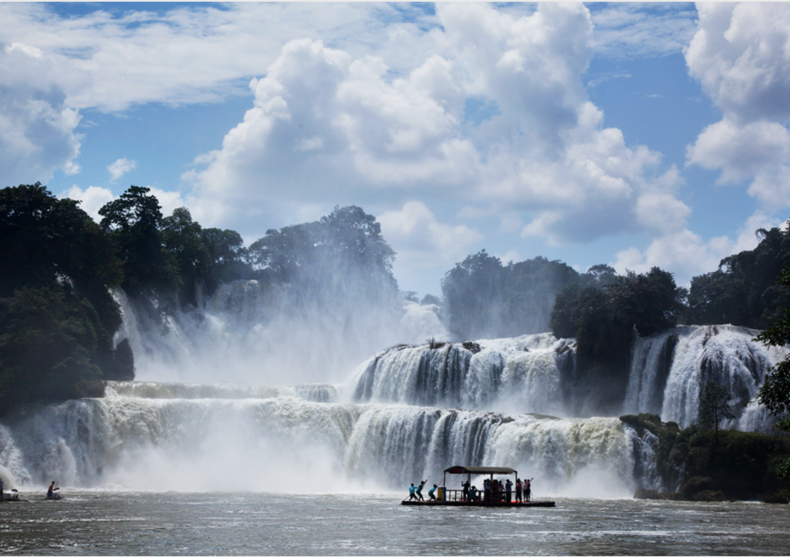 中越边境有个大瀑布,游客不用办护照,就可以去