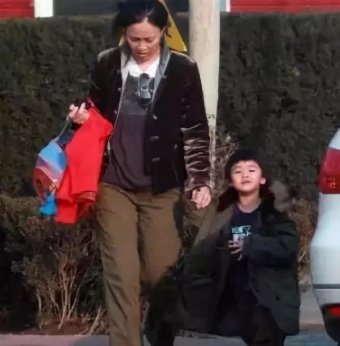 那英14岁儿子近照曝光! 皮肤黝黑身材发福! 继承妈妈审美不拘小节