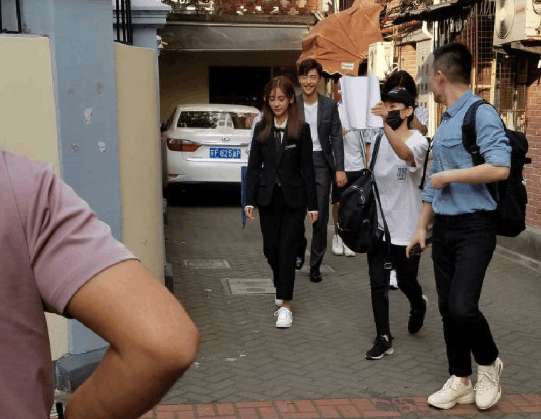 杨颖邓伦新剧路透照曝光,baby一身黑色制服抢