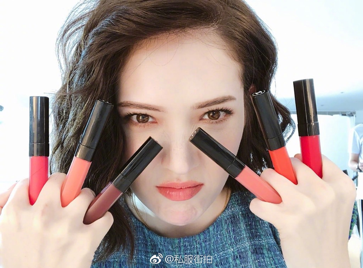 林允身着Chanel2018春夏系列连衣裙出席活动