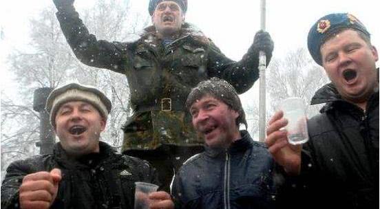 俄罗斯人为了喝酒都干了什么奇葩事?喝沐浴液只是基本操作!