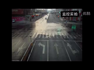 交通安全警示录：宝马飞速过路口后死亡，出租车已吓蒙！