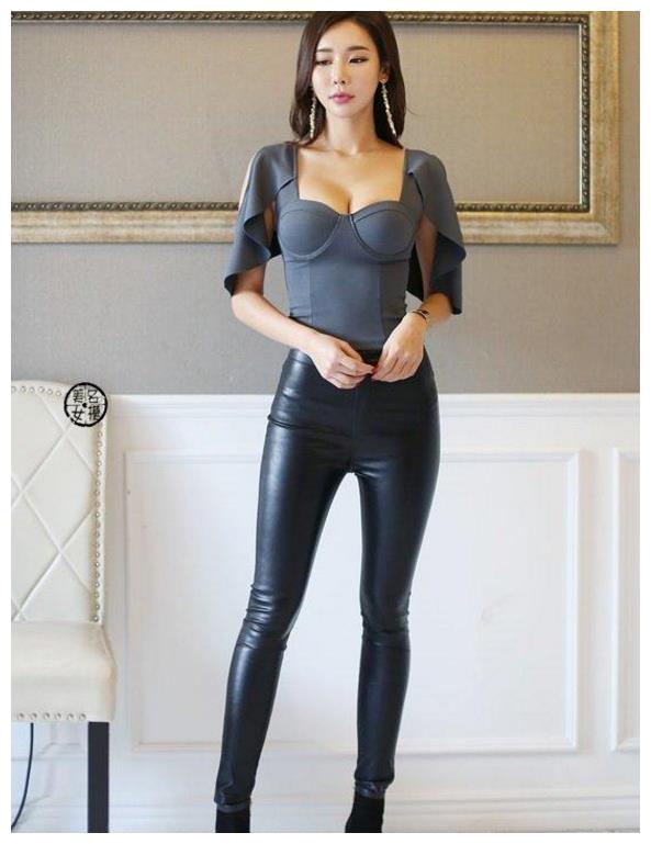 穿牛仔裤好身材高挑美女图片