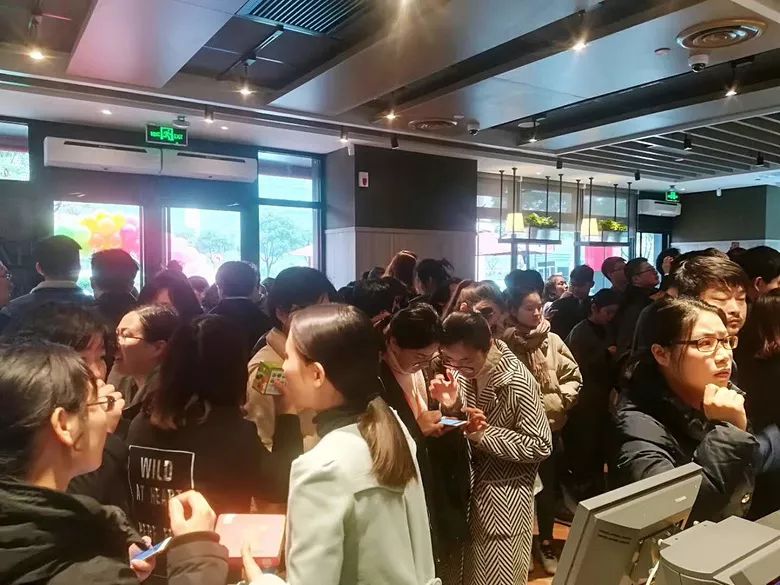 嘉兴首个kfc汽车穿梭餐厅开业!排队人扑出扑进!
