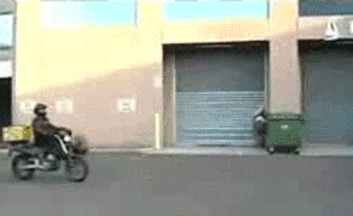 搞笑gif图:哥们,你这车上的的士灯是自己改装的吧?