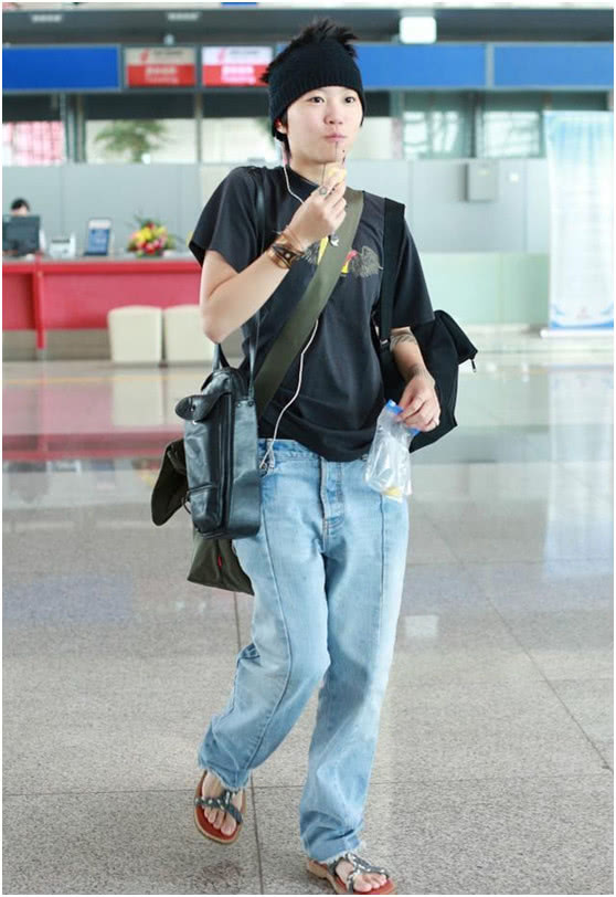 窦靖童机场照穿着随意,被网友批穿拖鞋太邋遢!